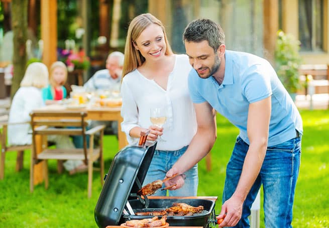 Männer beim Grillen