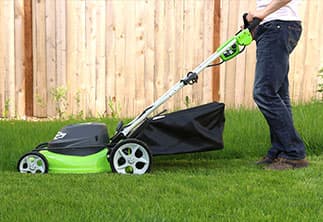 Mann beim Rasenmähen