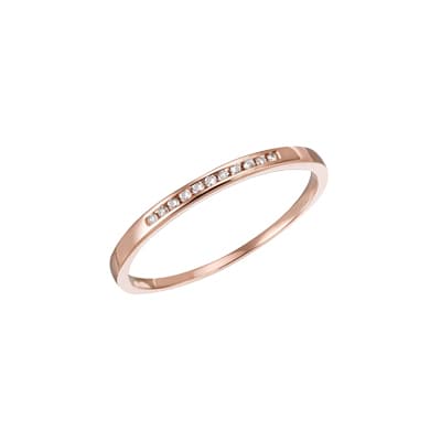 Schmaler Ring mit eingelassenen Diamanten in einer Reihe, schwebend vor weißem Hintergrund.