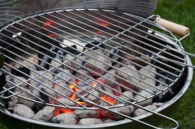 Schmutz entfernen auf dem Grillrost