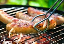 Leckere Grillwürste grillen