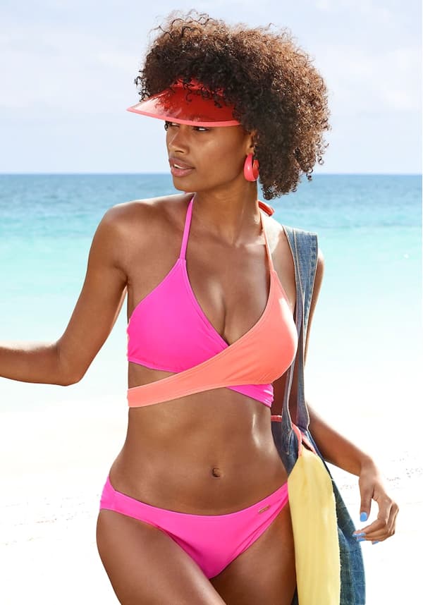 Frau in knallpinkem Bikini