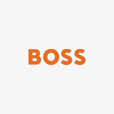 BOSS – Orangener Schriftzug auf weißem Hintergrund