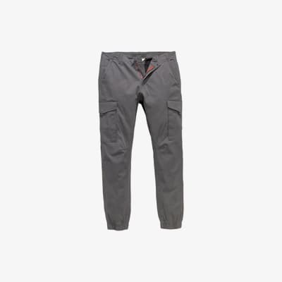Graue Cargohose mit Taschen auf beiden Seiten und elastischen Bündchen am Beinabschluss, frontal abgebildet.