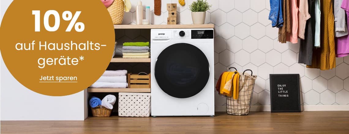 10 % auf Haushaltsgeräte – Waschmaschine in modernem Hauswirtschaftsraum mit Regalen, Wäschekorb und hängender Kleidung