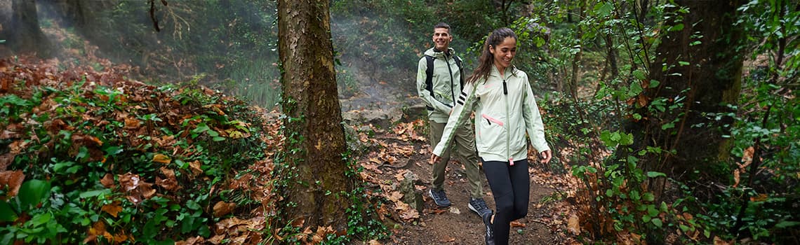 Eine Frau und ein Mann beim Wandern durch den Wald