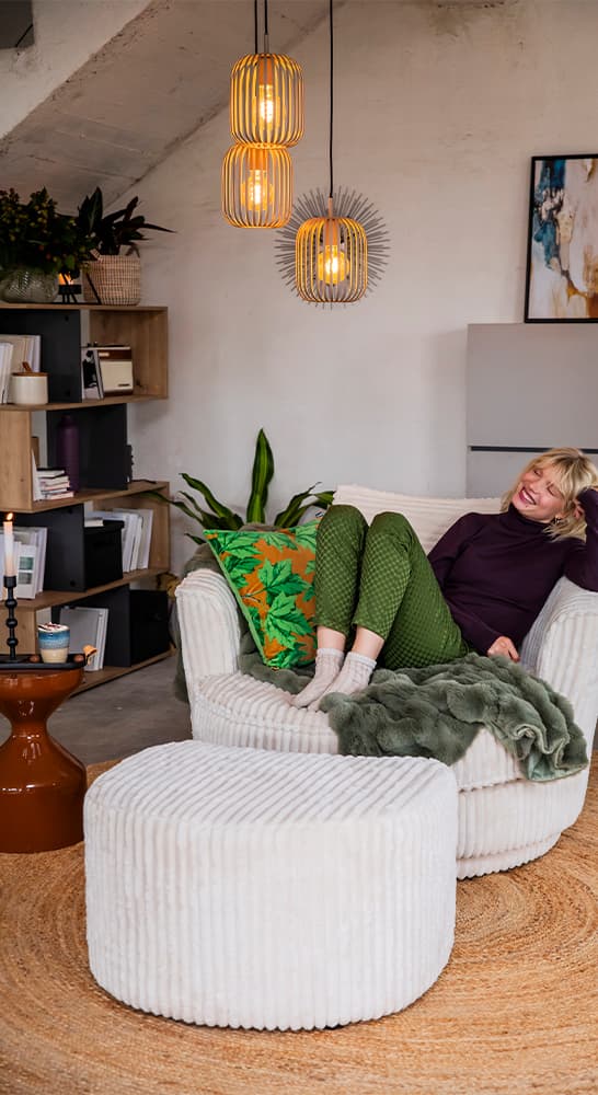 Gemütlicher Funktionssessel mit Fußhocker und entspannter Person in modernem Raum.