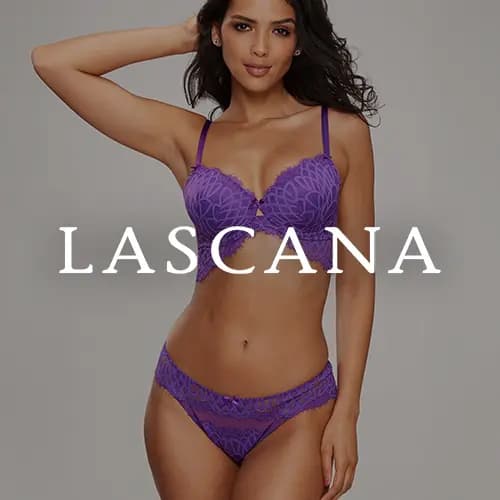 LASCANA – Frau in lila BH und Slip mit floralem Muster, Hand im Haar