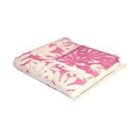 Gefaltete Bettdecke mit rosa Blättermuster auf weißem Hintergrund
