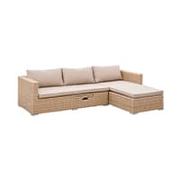 Braunes Sofa mit drei Kissen und seitlicher Ottomane