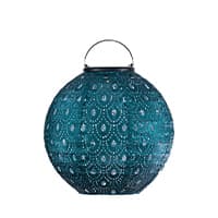 Runde, blau-grüne Laterne mit filigranem Muster und einem Henkel oben