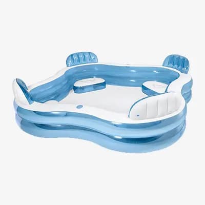 Großer aufblasbarer Pool mit blauen und weißen Sitzen und Rückenlehnen, geeignet für mehrere Personen.