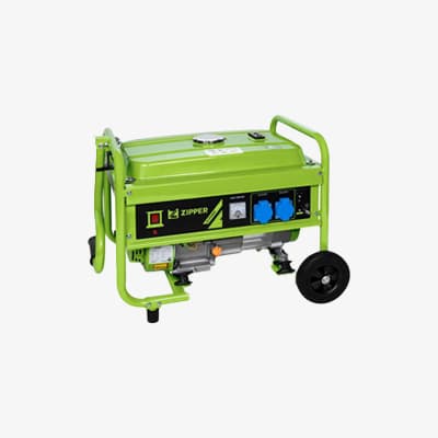 Grüner Zipper Generator mit Griff und Rädern, zwei blauen Steckdosen und einem schwarzen Rad auf weißem Hintergrund