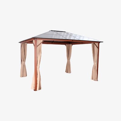 Gartenpavillon mit braunem Gestell und beigen Vorhängen, die an den vier Ecken befestigt sind