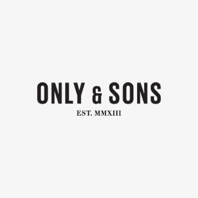 ONLY & SONS EST. MMXIII – Schwarzer Text auf weißem Hintergrund