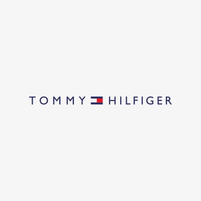 TOMMY HILFIGER Logo mit blau-rotem Flaggen-Symbol in der Mitte
