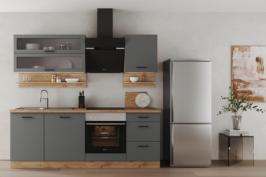 Moderne Küche mit grauen Schränken, schwarzem Ofen und Edelstahl-Kühlschrank, Kunstwerk an der Wand, Pflanze auf Glas-Tisch