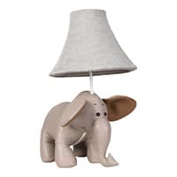 Elefantenförmige Tischlampe mit grauem Lampenschirm, Elefant hat braune Ohren und lächelt freundlich