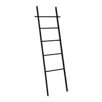 Schwarze, freistehende Leiter mit fünf Sprossen auf weißem Hintergrund