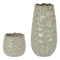Zwei dekorative Vasen in unterschiedlichen Größen, beide mit strukturierter Oberfläche und heller Farbe.