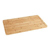 Rechteckiges Schneidebrett mit eingefräster Saftrille, helle Holzfarbe, glatt und eben, liegt flach auf weißem Hintergrund