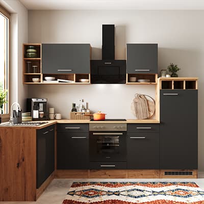 Moderne Küche mit schwarzen Schränken, Holzregalen, Herd, Kaffeemaschine und rotem Topf auf Arbeitsplatte, bunter Teppich am Boden