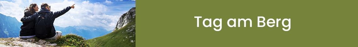 Tag am Berg – Zwei Personen sitzen auf einem Berggipfel und schauen in die Ferne, eine Person zeigt mit dem Finger auf etwas.