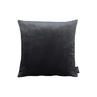 Quadratisches, dunkelgraues Kissen mit kleinem schwarzen Etikett an der Seite