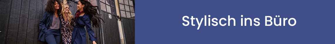 Stylisch ins Büro – Drei Frauen in Bürooutfits stehen nebeneinander vor einer schwarzen Wand und lachen.