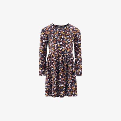 Rosafarbenes Spitzenkleid mit kurzen Ärmeln und rundem Ausschnitt, knielang, auf weißem Hintergrund.