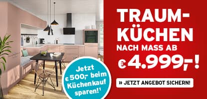 Traumküchen nach Maß ab € 4.999 – Moderne Küche mit Esstisch, Stühlen und Pflanzen. Jetzt € 500 beim Küchenkauf sparen!