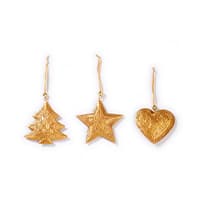 Drei goldene Weihnachtsbaumanhänger in Form von Tannenbaum, Stern und Herz nebeneinander auf weißem Hintergrund