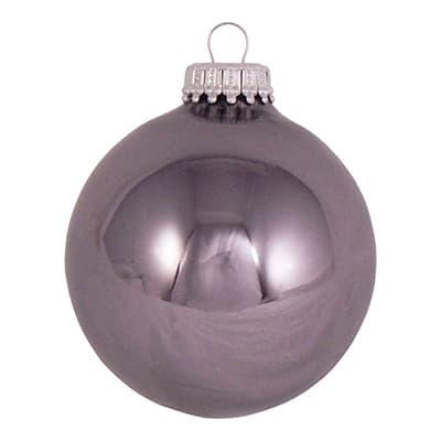 Silberne Weihnachtskugel mit glänzender Oberfläche und Aufhängung, reflektiert Licht und Umgebung.