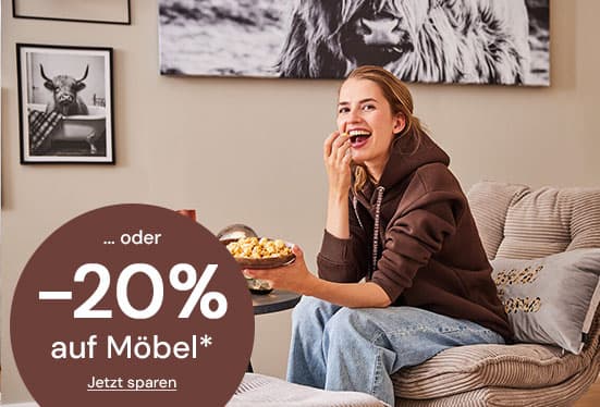 -20 % auf Möbel – Frau sitzt auf einem Sessel und isst Snacks, im Hintergrund Wandbilder von Tieren