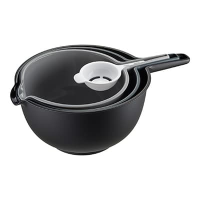 Schwarze Rührschüssel mit grauem Deckel und weißem Schöpflöffel mit schwarzem Griff