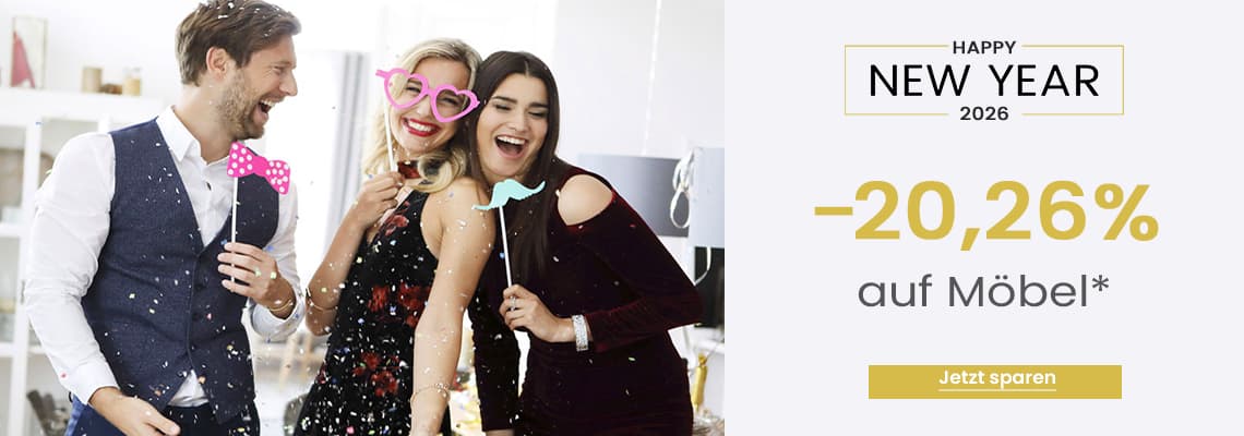 -20,26 % auf Möbel – Drei Personen feiern fröhlich Silvester mit lustigen Requisiten und Konfetti.