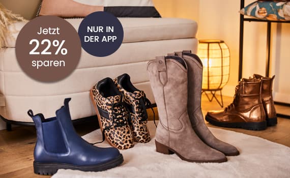 Jetzt 22 % sparen – verschiedene Stiefel und Boots vor einem Sofa, nur in der App