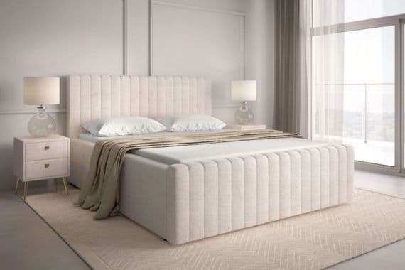 Doppelbett mit hohem, gerilltem Kopf- und Fußteil, zwei Nachttischen mit Lampen und großem Fenster im Schlafzimmer