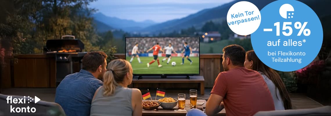 -15 % auf alles bei Flexikonto (exkl. Smartphones, Videospiele, Spielekonsolen) – vier Personen schauen abends auf der Terrasse Fußball auf großem Fernseher