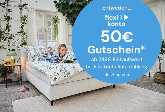 50€ Gutschein ab 249€ Einkaufswert – Person liegt entspannt im Bett in hellem Schlafzimmer mit Pflanzen