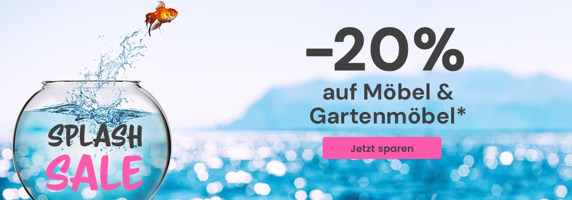-20 % auf Möbel und Gartenmöbel – Goldfisch springt aus Wasserschale mit Schrift „Splash Sale“ vor Meereshintergrund