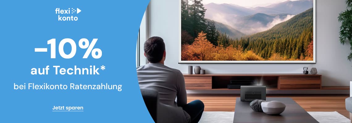 -10 % auf Technik bei Flexikonto Ratenzahlung – Person sitzt vor großem Fernseher mit Landschaftsbild im Wohnzimmer