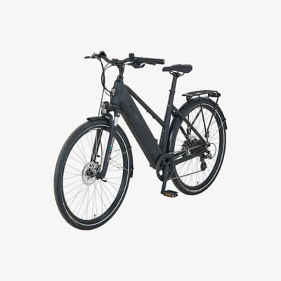 Schwarzes E-Bike mit Gepäckträger, Scheibenbremsen und LED-Frontlicht, seitlich fotografiert auf weißem Hintergrund