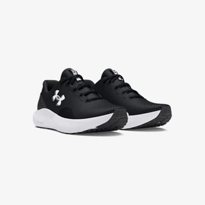 Schwarze Sneaker mit weißer Sohle, seitlich ein weißes Under Armour Logo, paarweise auf weißem Hintergrund.