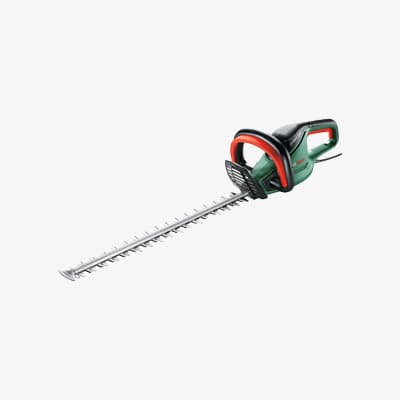 Elektrische Heckenschere mit langem, scharfen Schneideblatt und grün-schwarzem Griff mit rotem Akzent