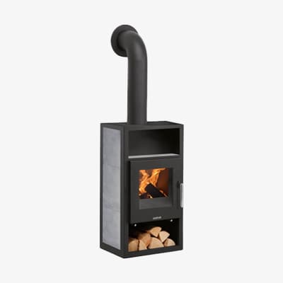 Schwarzer Kaminofen mit Holzfach und brennendem Feuer, Ofenrohr führt nach oben