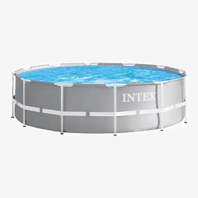 Runder grauer Intex-Pool, gefüllt mit klarem, blauem Wasser