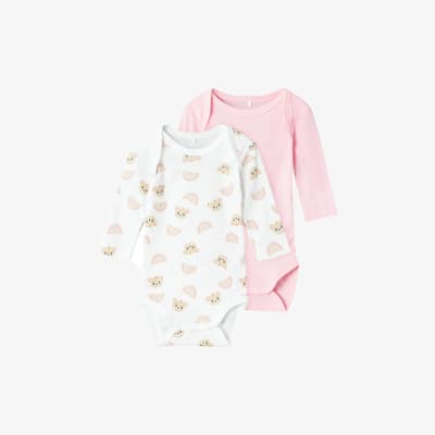 Zwei Babybodys mit langen Ärmeln – einer weiß mit Bären und Regenbögen, einer rosa.