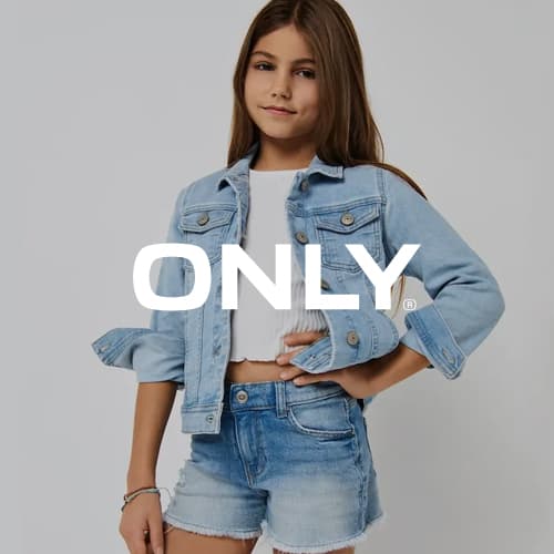 ONLY – Mädchen trägt hellblaue Jeansjacke und Shorts, weißes Shirt sichtbar