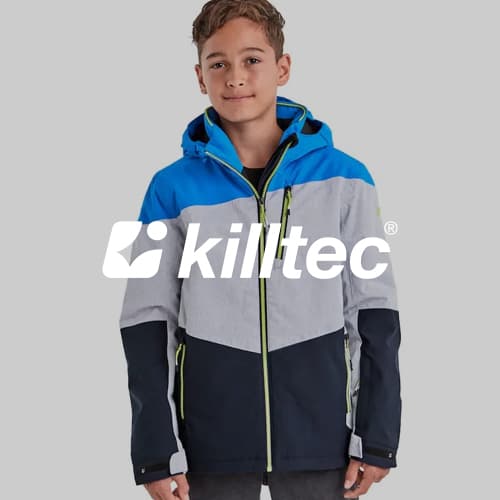 killtec – Person trägt eine dreifarbige Jacke in Blau, Grau und Schwarz mit Kapuze und Reißverschluss.